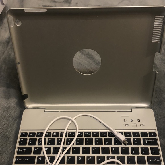 Bluetooth Keyboard & Power Bank - Picture 8 of 12